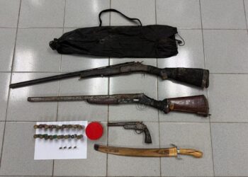 SENAPANG dan pistol buatan sendiri yang dirampas dalam serbuan sebuah ladang sawit di Gua Musang, Kelantan semalam.