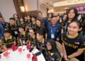 HANNAH Yeoh beramah mesra dengan pemain pasukan bola keranjang kebangsaan bawah 16 tahun di Seremban hari ini.-UTUSAN/NUR SHARIEZA ISMAIL