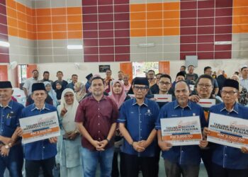 MOHD. Tarmizi Lee (depan, lima dari kiri) pada majlis penyerahan cek Tabung Kebajikan Kecemasan Peneroka (TKKP) di Felda Jengka 8 di Jerantut, Pahang.
