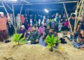 SUASANA pilu menyelubungi ahli keluarga Allahyarham Prebet Muhammad Irfan Haiqal Abdullah semasa upacara pengebumian di tanah perkuburan Jalan Toh Puan Rahmah Kampung Kuala Pari Tengah Ipoh Perak. - IHSAN ATB 2