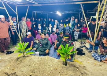 SUASANA pilu menyelubungi ahli keluarga Allahyarham Prebet Muhammad Irfan Haiqal Abdullah semasa upacara pengebumian di tanah perkuburan Jalan Toh Puan Rahmah Kampung Kuala Pari Tengah Ipoh Perak. - IHSAN ATB 2