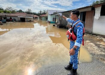KEADAAN banjir yang berlaku di Kampung Jimah Lama, Siliau, Port Dickson susulan hujan lebat malam tadi.-GAMBAR/IHSAN APM