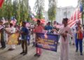 PELJAR dan atlet persatuan karate daerah mengibarkan Jalur Gemilang bagi menyemarakkan sambutan Hari Malaysia di Seremban hari ini.UTUSAN/NUR SHARIEZA ISMAIL