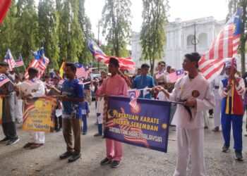 PELJAR dan atlet persatuan karate daerah mengibarkan Jalur Gemilang bagi menyemarakkan sambutan Hari Malaysia di Seremban hari ini.UTUSAN/NUR SHARIEZA ISMAIL
