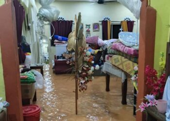 KEADAAN rumah penduduk di Felda Chiku, Gua Musang, Kelantan yang ditenggelami banjir petang semalam.-IHSAN PENDUDUK