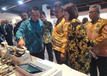 ZAHRUL Hakim Abdullah (kiri) melihat pameran teknologi-teknologi perubatan selepas Majlis Perasmian Persidangan Perwakilan Dwitahunan Kali.Ke-27 dan Mesyuarat Exco Kali Ke-132 KKPPPSM di Kota Bahru, Kelantan hari ini. - UTUSAN/MUSTAQIM MOHAMED