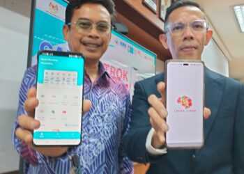DR. Kamarul Imran Musa (kanan) bersama Dr Wan Rosli Wan Ishak menunjukkan aplikasi CaknaStrok di Kampus USM Kubang Kerian Kelantan.UTUSA/ROHANA ISMAIL.