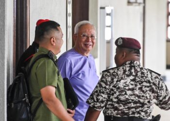 NAJIB Tun Razak ketika hadir di Mahkamah Tinggi Kuala Lumpur di sini hari ini. - UTUSAN/SYAKIR RADIN