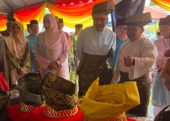 WAN Ahmad Dahlan Abdul Aziz ketika hadir pada Program Adat dan Tradisi Kampung Angkat Madani JPA Tahun 2025 di Kampung Sungai Layang, Seri Menanti, Kuala Pilah, hari ini. -UTUSAN/NOR SHAFIQAH MOHD. GHAZALI.