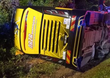KEADAAN bas ekspres yang terbalik selepas terbabit dalam kemalangan berhampiran Kampung Batu Balai,Kuala Krai, Kelantan. -IHSAN JBPM
