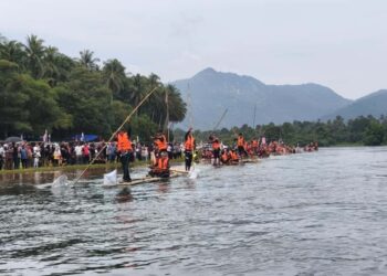 SEBAHAGIAN peserta yang berentap sempena Karnival Berakit Jejak Pahlawan 2025 Menyusuri Sungai Terengganu bermula dari Dataran Sheikh Abdul Qahar, Kampung Dusun sehingga ke Kampung Buluh di Hulu Terengganu.