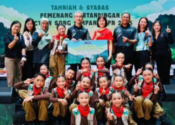 DR. ANESEE Ibrahim (berdiri, tengah) bergambar bersama pasukan juara Pertandingan Action Song Simpan SSPN 2025 Peringkat Kebangsaan yang menerima replika kad berjumlah RM3,750.