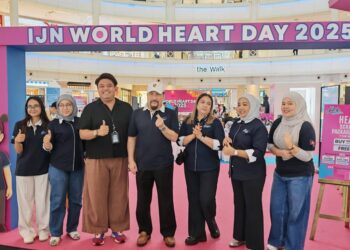 AKMAL Arief Mohamed Fauzi (tengah) sempena sambutan Hari Jantung Sedunia 2025 di The Curve Mutiara Damansara, di sini.