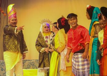 PARA pelakon ketika membuat persembahan pada Teater Jikey Langkawi Kembara Putera di Auditorium Tunku Abdul Rahman, Pusat Pelancongan Malaysia (MaTiC), kelmarin. - UTUSAN/ISKANDAR ISHAK