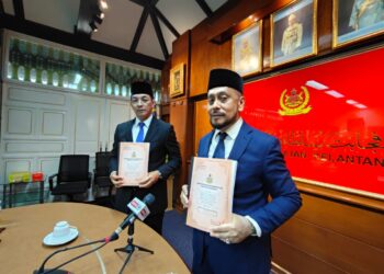 TENGKU Mohamed Faziharudean Tengku Feissal (kanan) semasa sidang media  sempena hari keputeraan Sultan Kelantan, Sultan Muhammad V yang ke-56 semasa media di Istana Balai Besar, Kota Bharu, Kelantan hari ini-UTUSAN/YATIMIN ABDULLAH