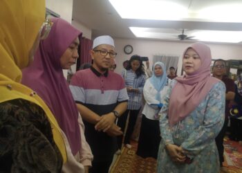 BAPA dan ibu mangsa, Khairol Rizal Mustafar dan iNorfazila Md Lajin menerima kunjungan ziarah Fadhlina di rumah mereka di Kampung Masjid, Lenggeng, Seremban hari ini. - UTUSAN/NUR SHARIEZA ISMAIL