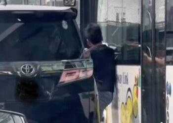 GAMBAR tular memaparkan dua lelaki warga tempatan bergaduh di laluan masuk ke Bangunan Sultan Iskandar (BSI), di Johor Bahru.