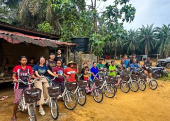 KAKITANGAN Trip.com bersama penduduk Kampung Simpai, Bebar Muadzam Shah, Pahang.