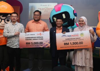 ZAHARUDDIN Alias (tiga dari kiri) sewaktu menyampaikan sumbangan zakat berjumlah RM1,500 kepada wakil Pegawai Tadbir Rumah Bakti Dato' Harun, Zulaikha Ismail sebagai tanda keprihatinan terhadap kebajikan pelajar asnaf. - UTUSAN/ISKANDAR ISHAK