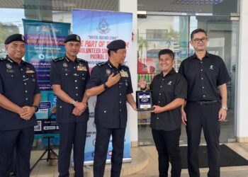 YAHAYA Othman (tengah) meninjau inisiatif Budi Madani RON95 (BUDI95) di sebuah stesen minyak di Jalan Bukit Ubi di Kuantan, Pahang.