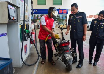 MOHD. Mufsi Lat (tengah) memberi penerangan kepada seorang pengguna ketika meninjau pelaksanaan sistem subsidi bersasar RON95 atau BUDI MADANI RON95 (BUDI95) di sebuah stesen minyak di Chendering, Kuala Terengganu, Terengganu hari ini. -UTUSAN/PUQTRA HAIRRY