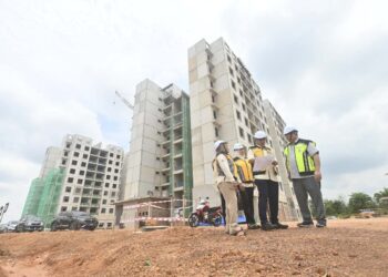 ALEXANDER Nanta Linggi (kanan) meninjau tapak Projek  Rumah Keluarga Angkatan Tentera (RKAT) di Markas Angkatan Bersama (MKAB), Sungai Pancing di Kuantan, Pahang. - FOTO/SHAIKH AHMAD RAZIF
