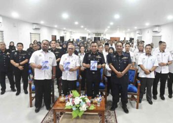 ASHARI Abu Samah (depan, dua dari kanan) bergambar bersama peserta Program ‘Town Hall’ “cegah buli sebelum parah” anjuran Ibu Pejabat Polis Daerah (IPD) Kuantan bersama Pejabat Pelajaran daerah di Kuantan, Pahang.