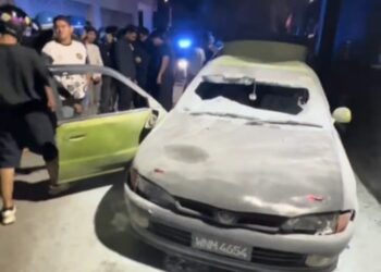 TANGKAP layar kejadian mangsa dipukul sekumpulan penunggang motosikal dan keretanya juga turut dirosakkan kumpulan terbabit pada malam ambang Merdeka di Kuantan, Pahang.