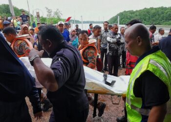 PASUKAN penyelamat membawa mayat mangsa selepas kereta dinaikinya bersama keluarga terjunam ke dalam sungai dalam nahas di Tanjung Agas, Linggi, Port Dickson, pagi tadi.-UTUSAN/MOHD. SHAHJEHAN MAAMIN.