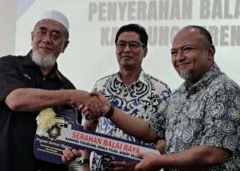 AZAM Baki (tengah) menyaksikan penyerahan replika kunci Balai Raya Kampung Terentang, Kuala Pilah pada Program Satu Pemimpin Satu Kampung (Santuni Madani) di Kuala Pilah hari ini.-UTUSAN/MOHD. SHAHJEHAN MAAMIN.