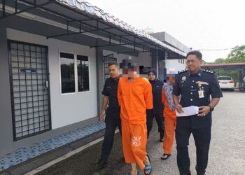 DUA individu dalam kes dua beradik lemas selepas kereta dinaiki menggelongsor ke sungai di Tanjung Agas pada 4 September lalu disambung reman di Mahkamah Majistret Port Dickson, hari ini.-UTUSAN/ NOR AINNA HAMZAH.