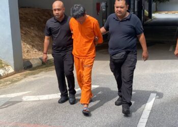 ABDUL Rahman Mahmud dibawa ke Mahkamah Sesyen Seremban hari ini bagi didakwa menyebabkan kematian dua orang anaknya dalam kejadian di Tanjung Agas, Port Dickson, pada 4 September lalu.-UTUSAN/NOR SHAFAWATI YUP