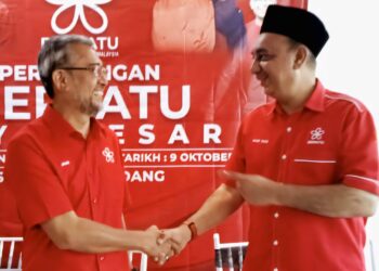 JASRI Jamaludin (kiri) dan Mohd. Yazid Mohd. Yunus