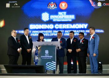 MUHAMMAD Sanusi Md. Nor (tengah) sambil disaksikan Lim Hui Ying, Yap Ngan Choy dan tetamu kenamaan lain menandatangani plak perasmian pada Majlis Pelancaran NCT Innosphere di SBEZ Bukit Kayu Hitam di Kubang Pasu. - UTUSAN/ SHAHIR NOORDIN