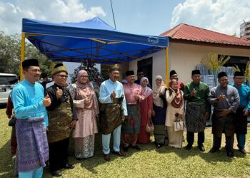 WAN Ahmad Dahlan Abdul Aziz (tengah) bergambar bersama penduduk kampung pada Program Adat dan Tradisi Kampung Angkat Madani JPA Tahun 2025 di Kampung Sungai Layang, Seri Menanti, Kuala Pilah hari ini.- UTUSAN / NOR SHAFIQAH MOHD GHAZALI.
