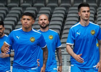 Pemain warisan Harimau Malaya, Imanol Machuca (dua dari kiri) mengharumkan nama Malaysia di pentas dunia apabila menjulang piala Supercopa Argentina bersama kelabnya, Velez Sarsfield, kelmarin. - UTUSAN