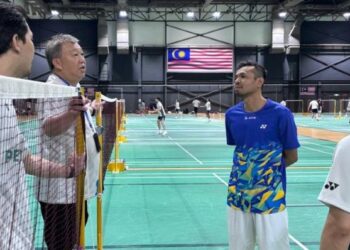 Iskandar Zulkarnain Zainuddin (dua dari kanan) bersama jurulatih perseorangan remaja lelaki, Datuk Tey Seu Bock (dua dari kiri) di Akademi Badminton Malaysia (ABM) Bukit Kiara, Kuala Lumpur. - UTUSAN