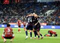 PEnyerang JDT, Bergson da Silva meraikan jaringan bersama rakan sepasukannya ketika berdepan Sabah FC pada aksi Liga Super di Stadium Sultan Ibrahim, malam tadi.-UTUSAN/RAJA JAAFAR ALI