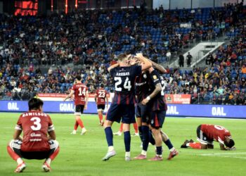 PEnyerang JDT, Bergson da Silva meraikan jaringan bersama rakan sepasukannya ketika berdepan Sabah FC pada aksi Liga Super di Stadium Sultan Ibrahim, malam tadi.-UTUSAN/RAJA JAAFAR ALI