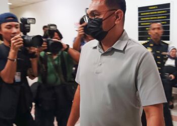 LIM Sen Tian (kanan) mengaku tidak bersalah atas dua pertuduhan di bawah Akta Petunjuk Geografi 2022 di Mahkamah Sesyen,  Johor Bahru, hari Ini. - UTUSAN/BAAZLAN IBRAHIM