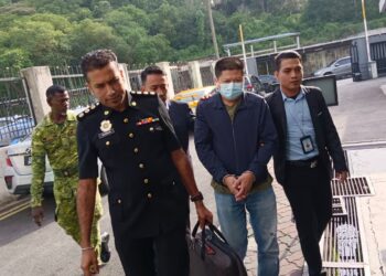 CHEN Zhenlong (tengah) didakwa di Mahkamah Sesyen, Johor Bahru menipu Jabatan Alam Sekitar Johor membabitkan pembelian kontena. - UTUSAN/BAAZLAN IBRAHIM