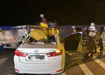 SEORANG lelaki maut selepas kenderaan Honda City dinaikinya merempuh sebuah lori yang diparkir di tepi jalan di Jalan Felda Taib Andak berhampiran Taman Permata, Kulai, Johor, malam tadi.