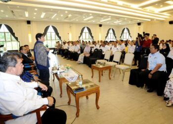 Azalina Othman Said menjawab soalan pada sesi Town Hall Antibuli Peringkat Negeri Johor di Iskandar Puteri, semalam.