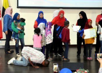 ZAINAL Abidin Miskan melakukan sujud syukur apabila lapan anaknya mendapat dokumen pengenalan diri di ILKKM, Johor Bahru, Johor semalam. – UTUSAN/RAJA JAAFAR ALI