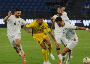 Penyerang Harimau Malaya, Rodrigo Holgado diasak dua pertahanan Palestin, Hamed Hamdan dan Michael Termanini pada aksi persahabatan antarabangsa tTer 1 di Stadium Sultan Ibrahim, Iskandar Puteri, kelmarin. - UTUSAN/RAJA JAAFAR ALI