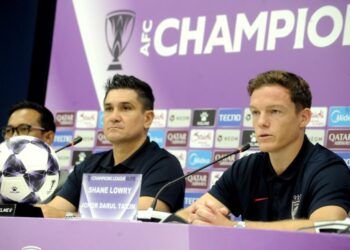 KETUA Jurulatih JDT Xisco Munoz bersama pemain Shane Lowry pada sidang media  menjelang Perlawanan Liga Juara-Juara Asia Elit (ACLE)  menentang kelab dari Jepun Machida Zelvia FC di Stadium Sultan Ibrahim, Iskandar Puteri disini.