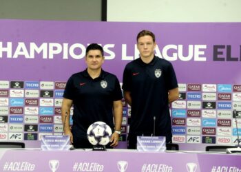 KETUA Jurulatih JDT Xisco Munoz bersama pemain Shane Lowry pada sidang media  menjelang Perlawanan Liga Juara-Juara Asia Elit (ACLE)  menentang kelab dari Jepun Machida Zelvia FC di Stadium Sultan Ibrahim, Iskandar Puteri disini