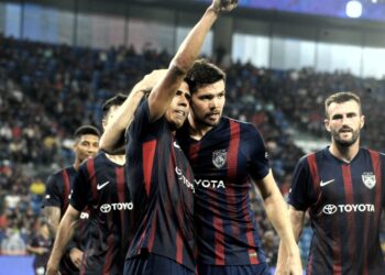 PENYERANG JDT Bergson Da Silva meledak tiga gol pada pertemuan menentang Sabah FC di Stadium Sultan Ibrahim, Iskandar Puteri, kelmarin. UTUSAN/RAJA JAAFAR ALI