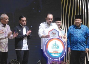 ANWAR Ibrahim melakukan Gimik Peluncuran Sistem Pengurusan Perkahwinan Islam Malaysia (SPPIM) Versi 2.0 sempena Majlis Penutup IJTIMAK Perdana Agensi Agama Seluruh Malaysia di Iskandar Puteri, Johor, semalam. – MINGGUAN/RAJA JAAFAR ALI