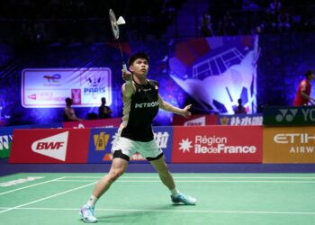 Leong Jun Hao menewaskan rakan senegara, Justin Hoh 21-11, 15-21, 21-18 pada aksi pusingan kedua Terbuka Hong Kong, malam tadi. - AFP